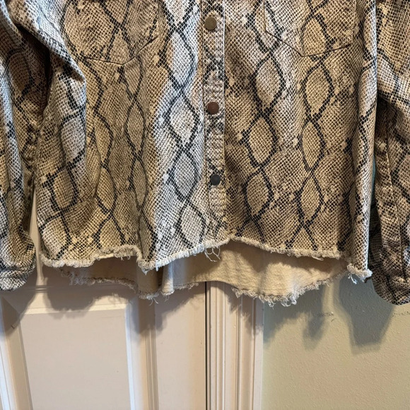She + Sky Snakeskin Print Raw Hem Jacket Raw Hem Sz L - Picture 5 of 11